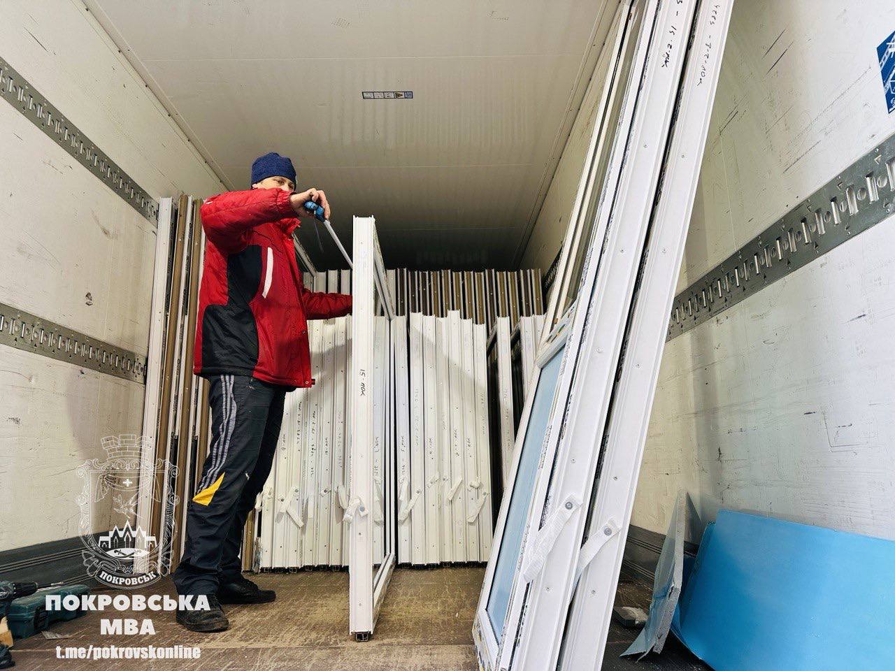 У Покровську до пошкодженої багатоповерхівки благодійники завезли 180 металопластикових вікон і дверейУ Покровську до пошкодженої багатоповерхівки благодійники завезли 180 металопластикових вікон і дверей