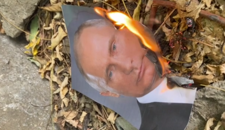 Украинцы на оккупированных территориях массово жгут портрет Путина, - сопротивление