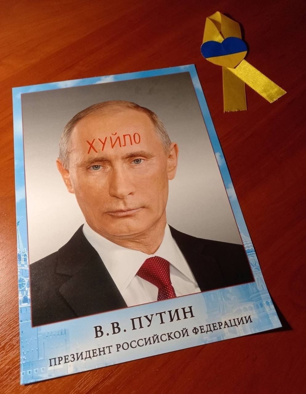 Українці на окупованих територіях масово палять портрет Путіна