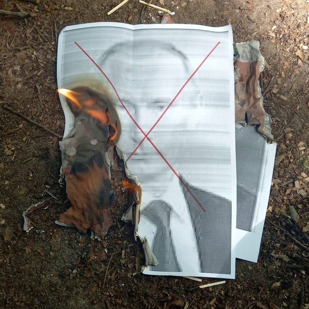В окупованому Луганську партизани палять портрет путіна