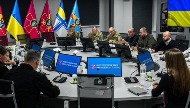 У Міноборони обговорили збільшення виробництва зброї для фронту