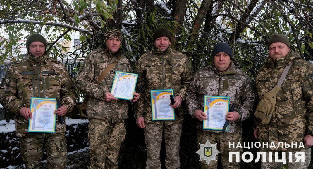 На передовой возле Авдеевки военные и полиция спасли человека, который пробыл под завалами 6 дней