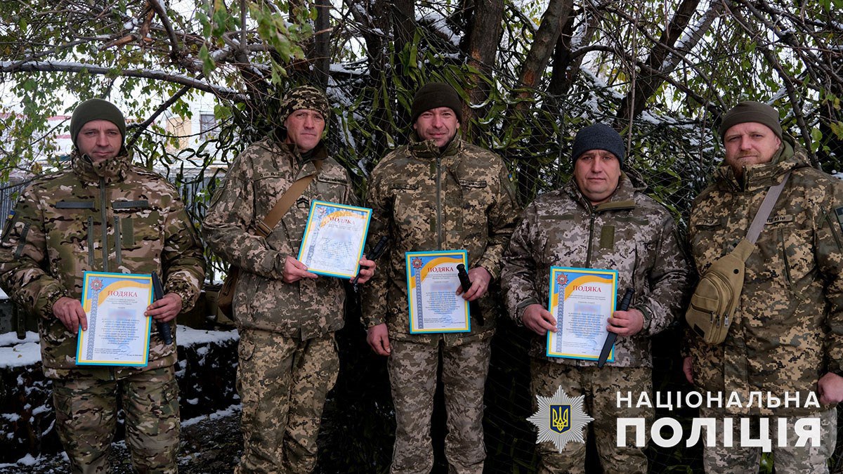 На передовой возле Авдеевки военные и полиция спасли человека, который пробыл под завалами 6 дней