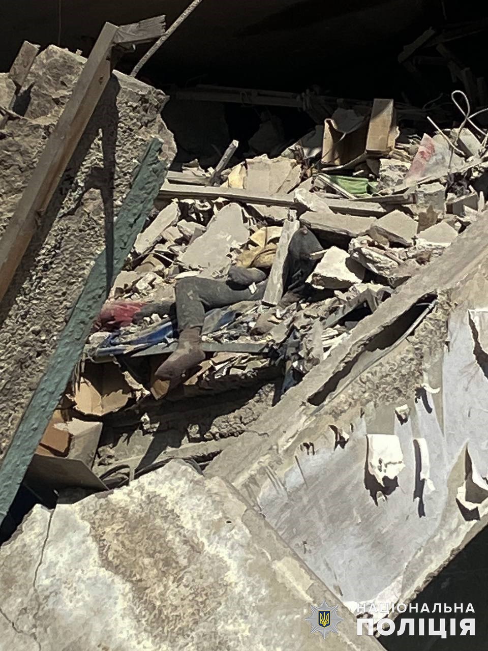В Авдіївці поліцейські та рятувальники дістали з-під завалів тіла двох загиблих (фото)