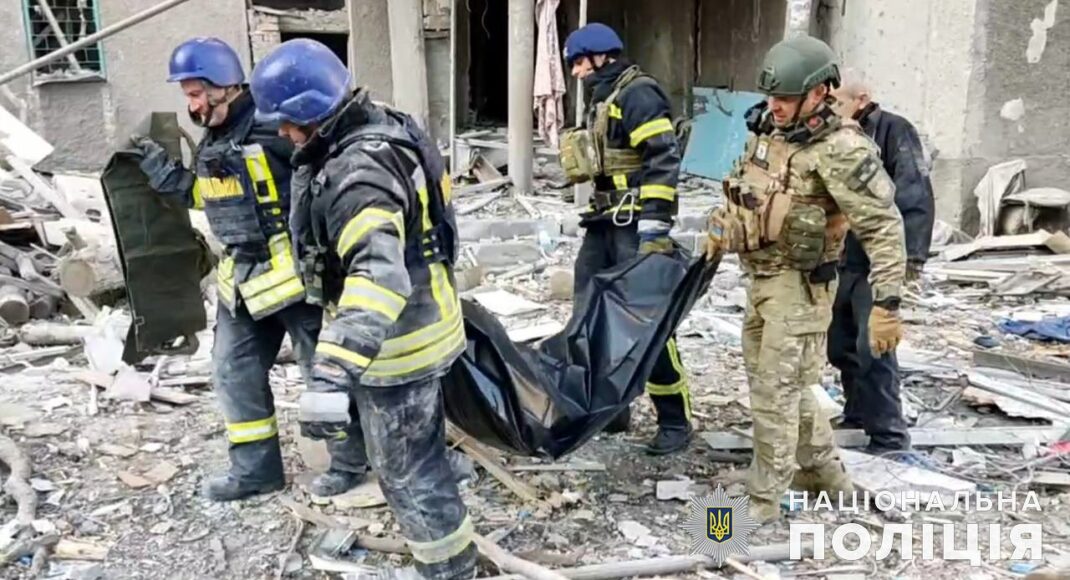 В Авдіївці поліцейські та рятувальники дістали з-під завалів тіла двох загиблих (фото, відео)