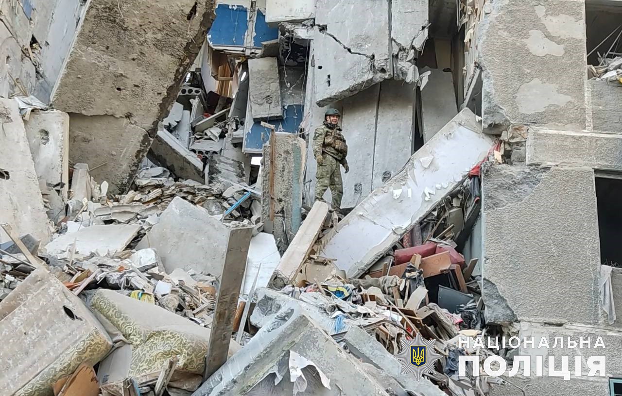 В Авдіївці поліцейські та рятувальники дістали з-під завалів тіла двох загиблих (фото)