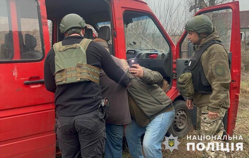 Поліцейські евакуювали літнього чоловіка з Лимана, що залишився без житла після обстрілу