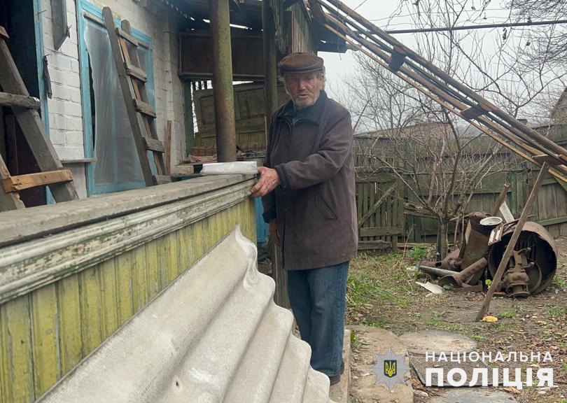 Поліцейські евакуювали літнього чоловіка з Лимана, що залишився без житла після обстрілу