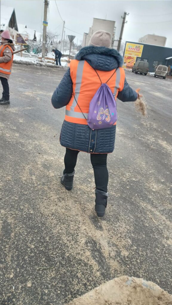 В Лимані посипають дороги, прибирають перший сніг і заготовлюють деревину на опалення населенню (фото)