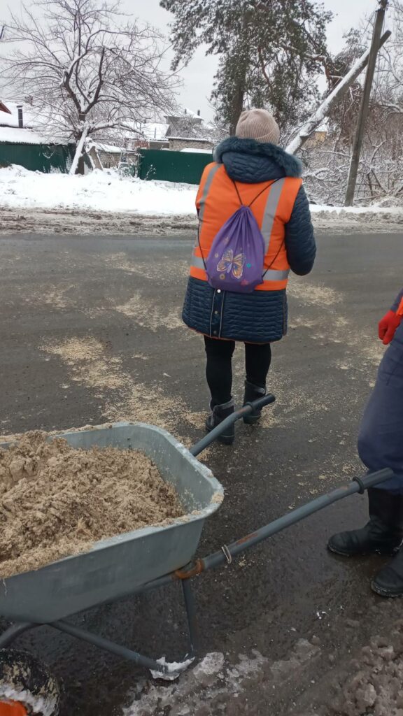 В Лимані посипають дороги, прибирають перший сніг і заготовлюють деревину на опалення населенню (фото)