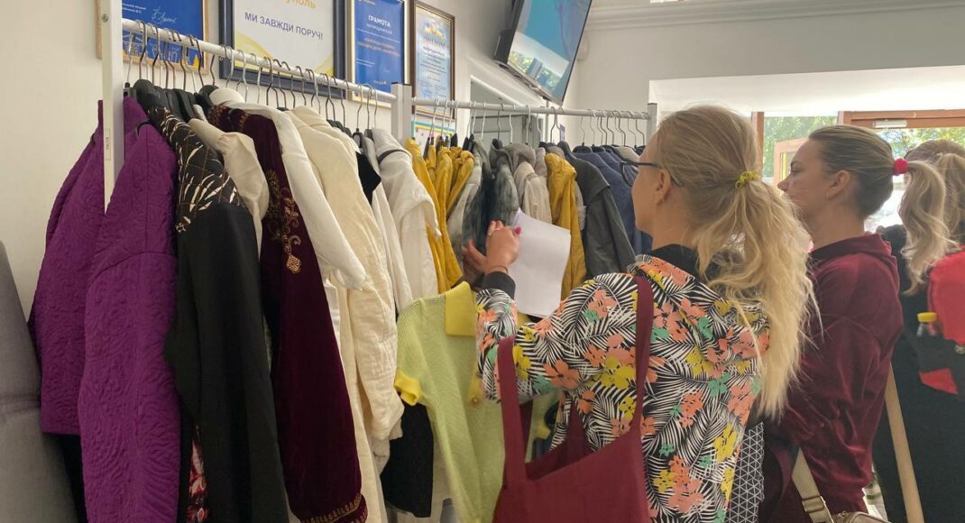 Переселенці з Маріуполя отримують одяг від ООН (фото)