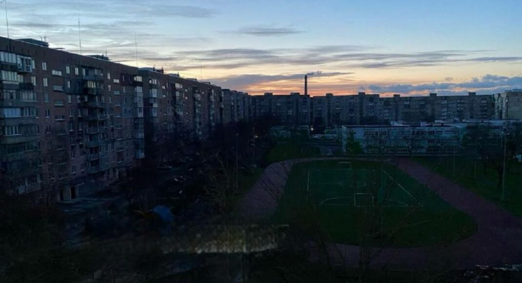 В Мариуполе местные жалуются на отсутствие света и тепла в домах и социальных учреждениях