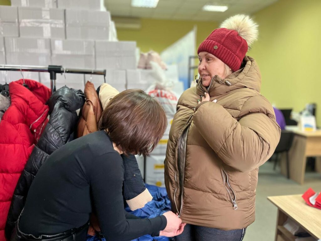 Переселенці з Маріуполя у Дніпрі отримали від UNHCR Ukraine куртки, пальта, парки та пуховики, жилетки та тепле взуття (фото)