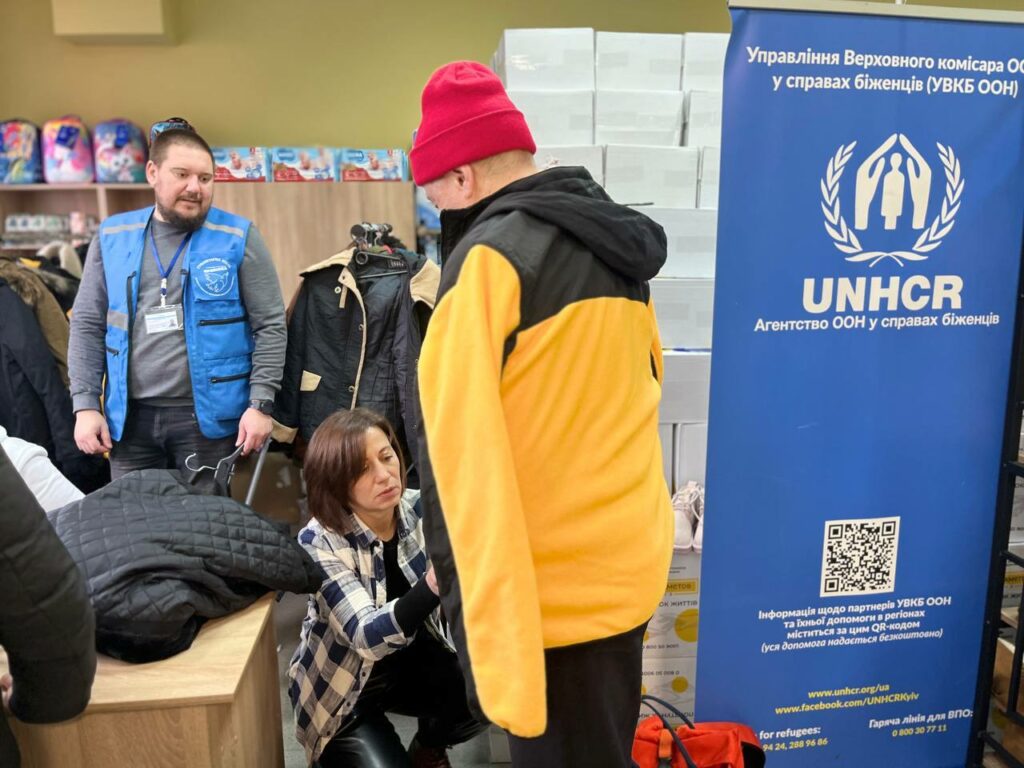 Переселенці з Маріуполя у Дніпрі отримали від UNHCR Ukraine куртки, пальта, парки та пуховики, жилетки та тепле взуття (фото)