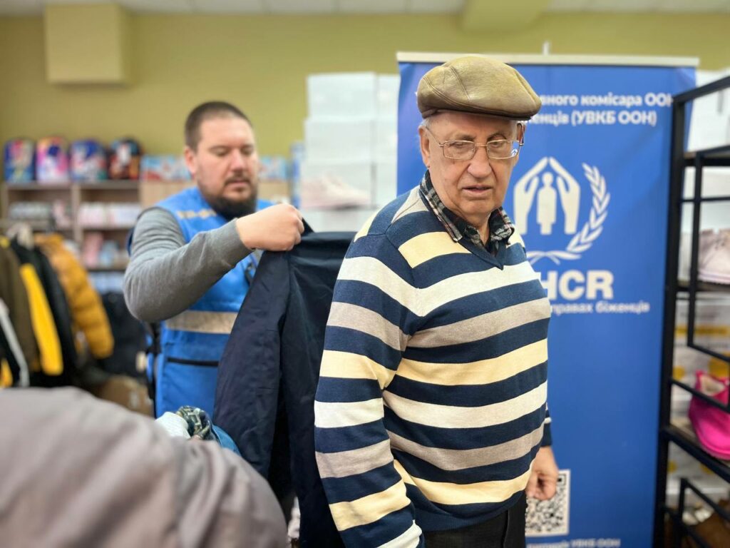 Переселенці з Маріуполя у Дніпрі отримали від UNHCR Ukraine куртки, пальта, парки та пуховики, жилетки та тепле взуття (фото)