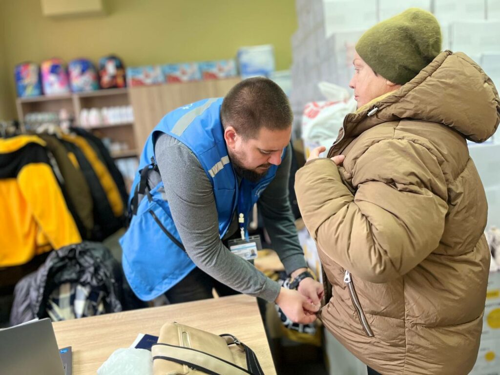 Переселенці з Маріуполя у Дніпрі отримали від UNHCR Ukraine куртки, пальта, парки та пуховики, жилетки та тепле взуття (фото)