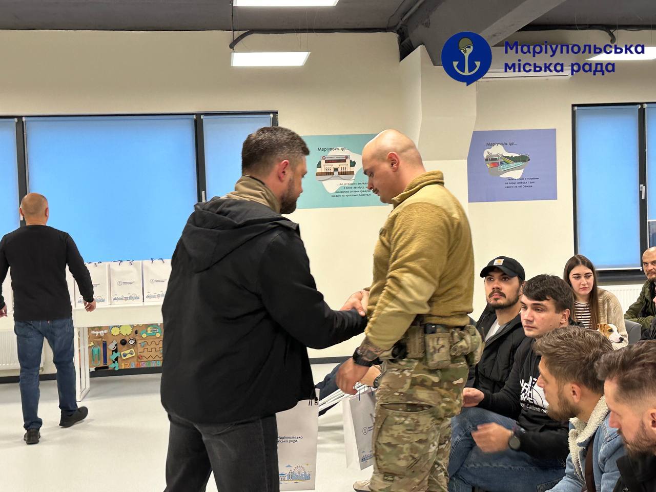 У Києві захисники Маріуполя отримали смарт-набори від маріупольської міськради