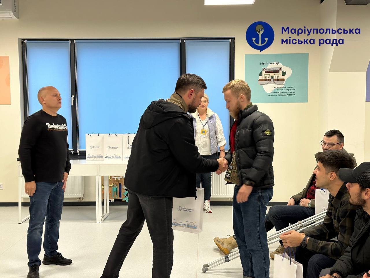 У Києві захисники Маріуполя отримали смарт-набори від маріупольської міськради