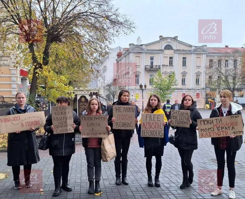 Маріупольці у Вінниці вийшли на акцію підтримки полонених захисників України (фото)
