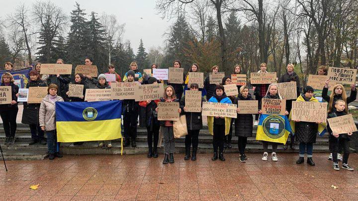 Маріупольці у Вінниці вийшли на акцію підтримки полонених захисників України (фото)