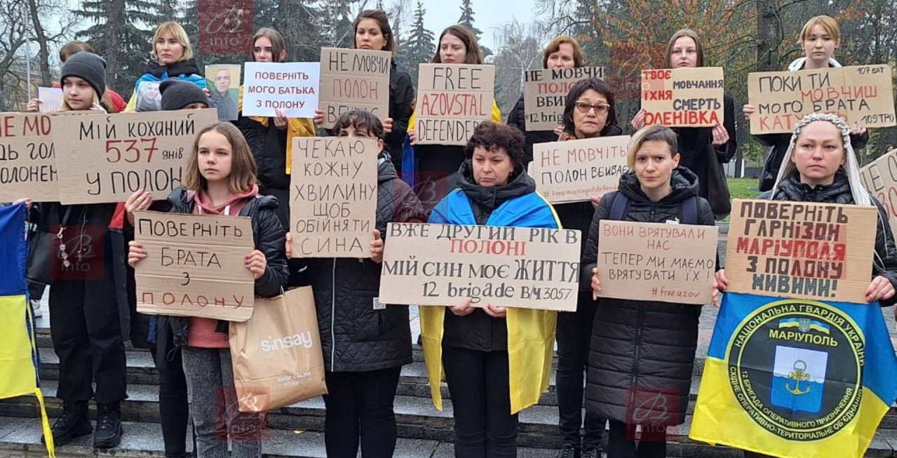 Маріупольці у Вінниці вийшли на акцію підтримки полонених захисників України (фото)