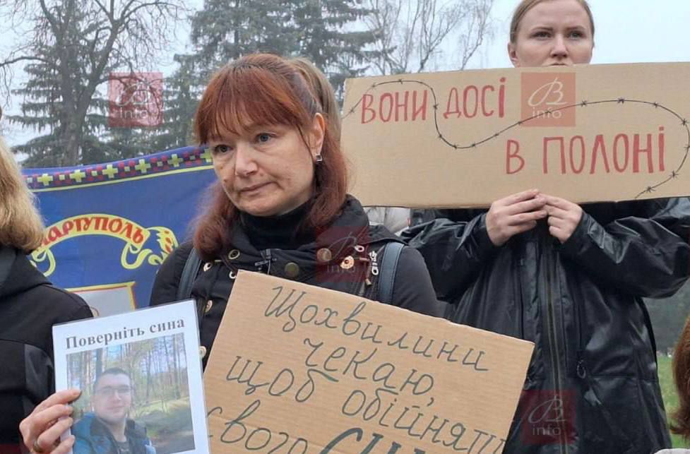 Маріупольці у Вінниці вийшли на акцію підтримки полонених захисників України (фото)