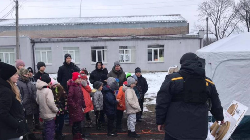 На Донеччині у селі Шахове для дітей провели мобільний клас з безпеки