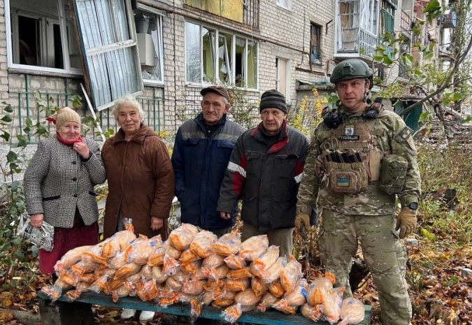Полицейские привезли в Авдеевку свежий хлеб и питьевую воду