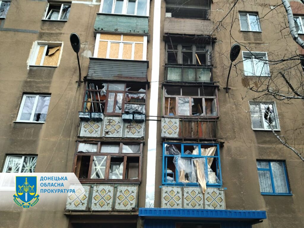 Російські війська поранили трьох громадян, які чекали на гуманітарну допомогу у Торецьку, - прокуратура