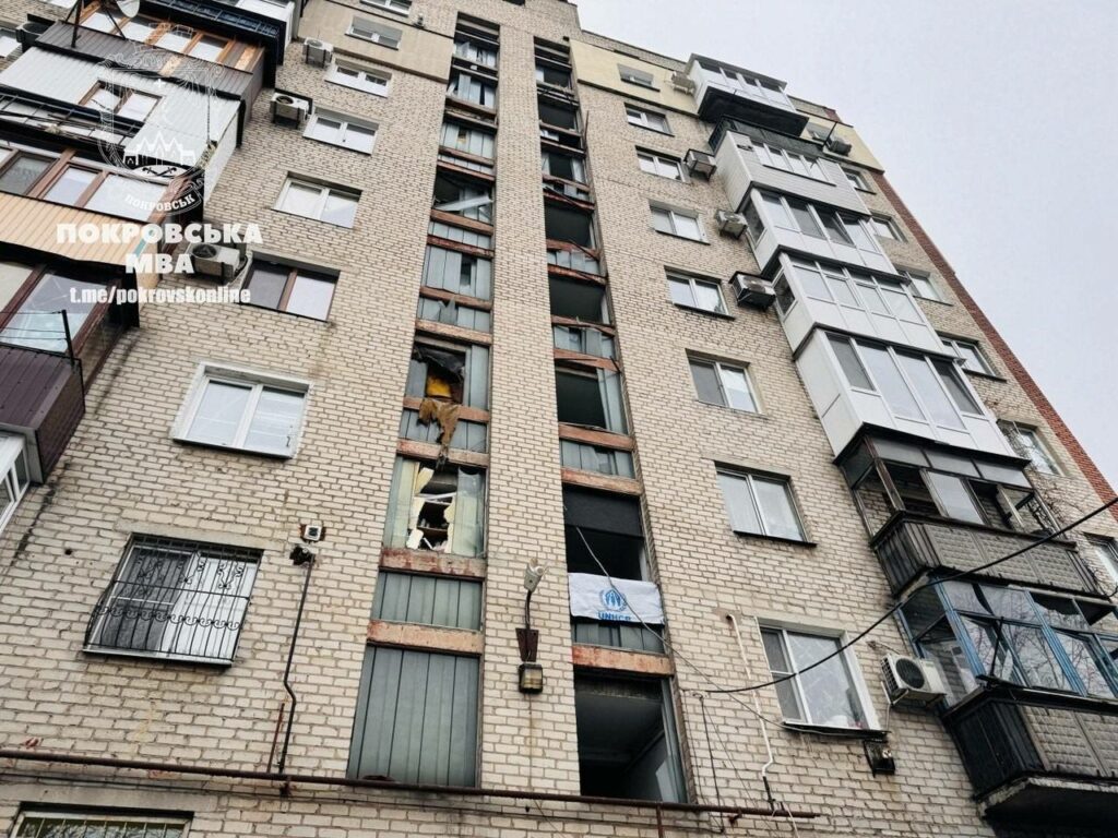 У Покровську комунальники ліквідовують наслідки обстрілу