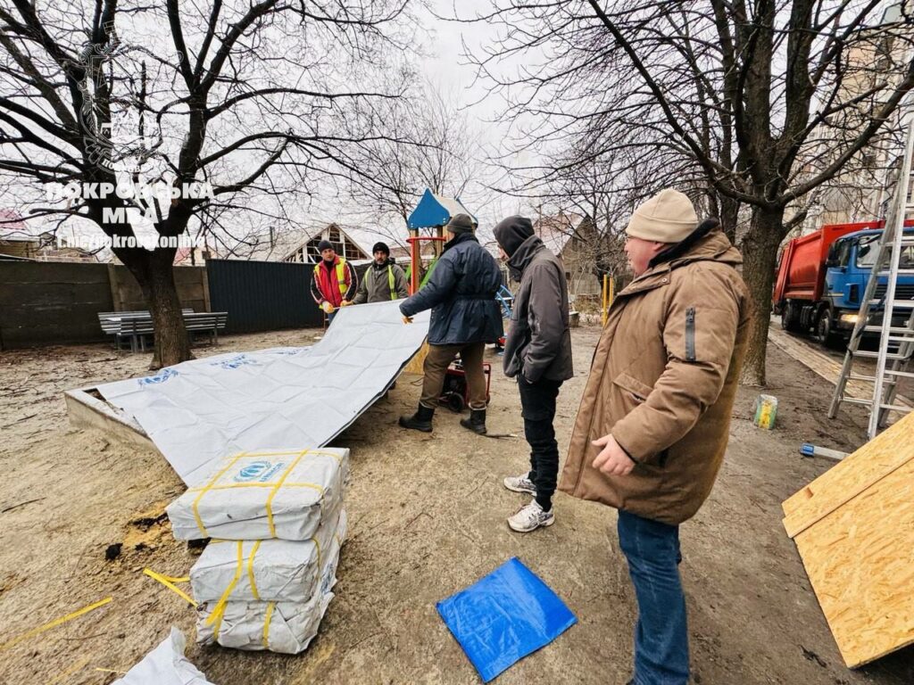 У Покровську комунальники ліквідовують наслідки обстрілу