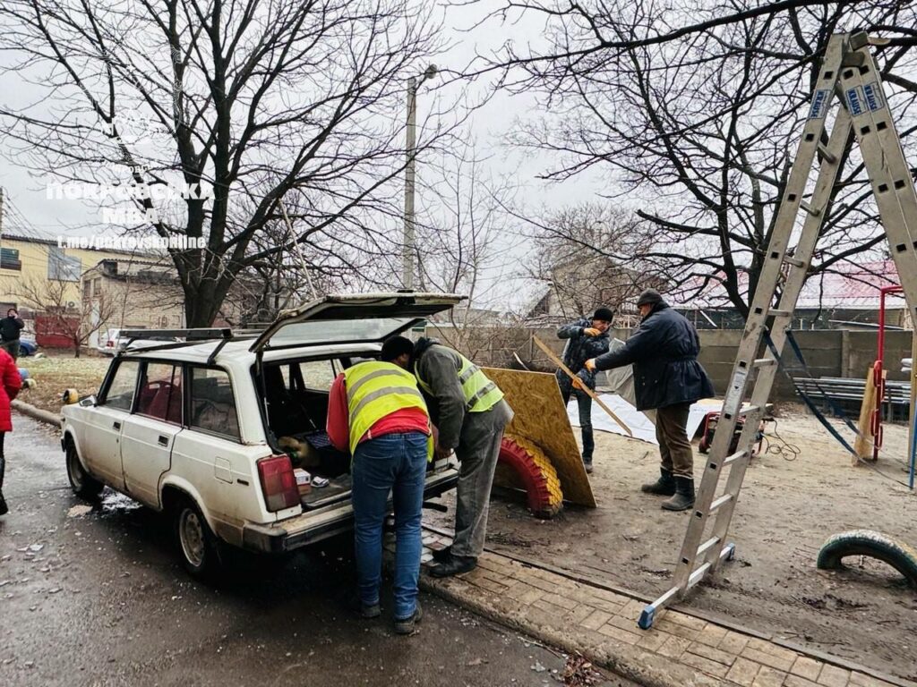 У Покровську комунальники ліквідовують наслідки обстрілу
