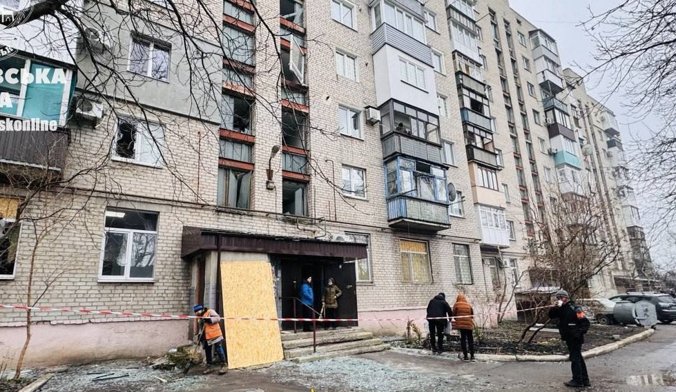 В Покровске коммунальщики ликвидируют последствия ночного обстрела