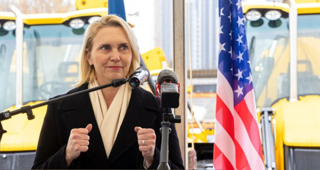 США передали Донецкой и Луганской области специальную тяжелую технику