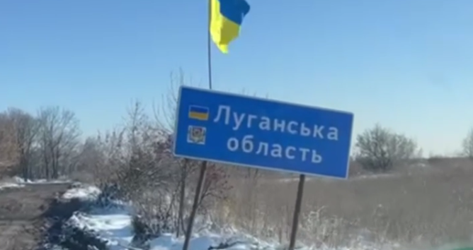 Полицейские привезли гуманитарную помощь в деоккупированные села Луганщины: видео