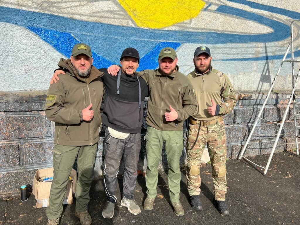 мурал Рідні обійми у Покровську