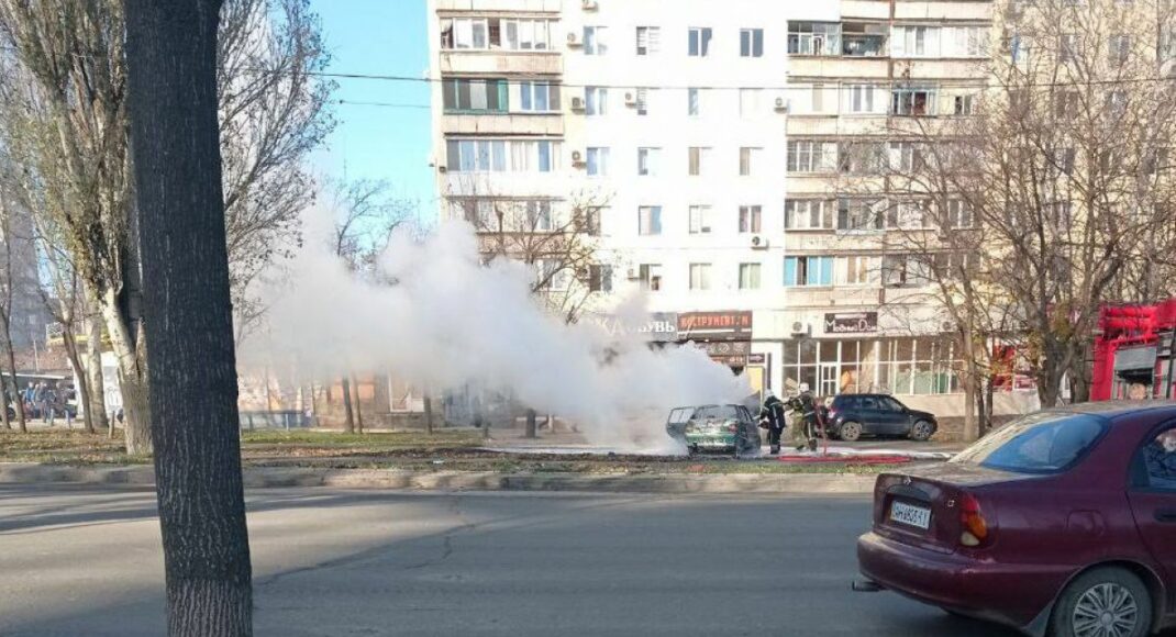 У центрі окупованого Маріуполя підірвали автомобіль місцевого "поліціянта"