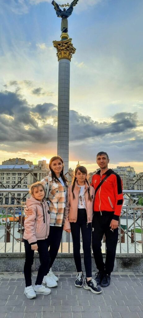 родина-з-бахмут-соляні-лампи