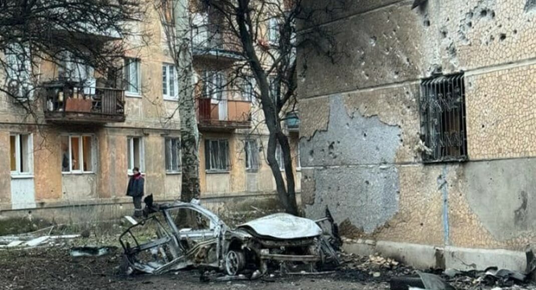Российские войска обстреляли Кураховскую громаду: горели машина и дома (фото)