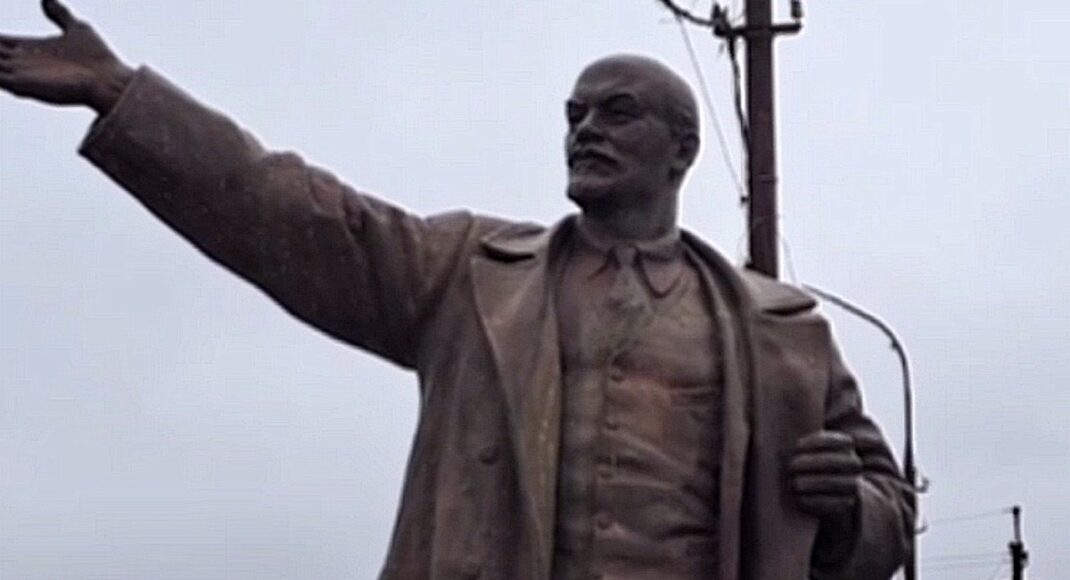 Окупанти хочуть "повернути" Леніна в центр Маріуполя, — міськрада