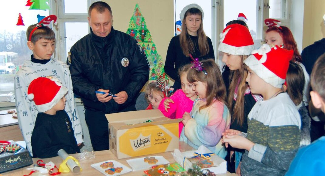 Миколайчики для ЗСУ: поліцейські Луганщини разом з дітьми-переселенцями у Дніпрі прикрасили смаколики для військових (фото)