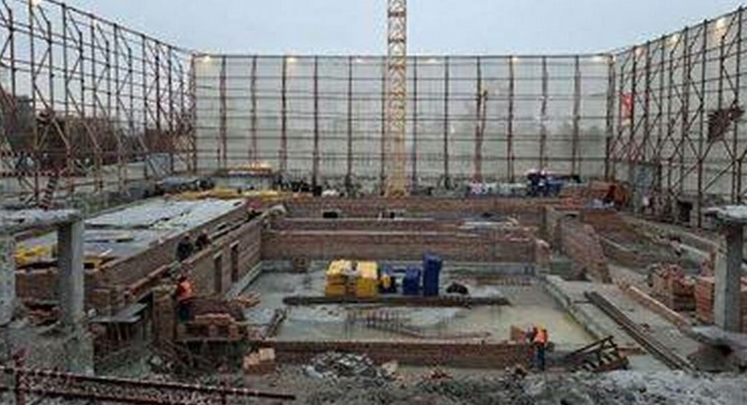 На місці драмтеатру в Маріуполі загарбники хочуть зробити нову будівлю (відео)