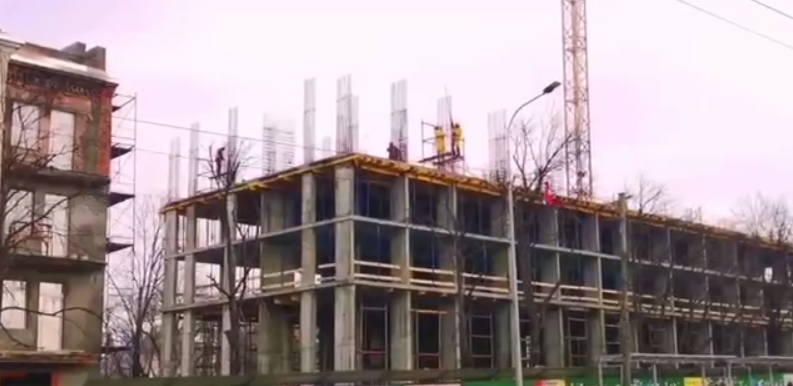 Окупанти будують багатоповерхівку під іпотеку на місці "Будинку з годинником" в Маріуполі (відео)