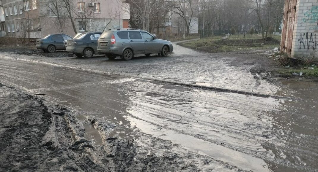 В оккупированном Мариуполе дети "плывут" в болоте на учебу в школу