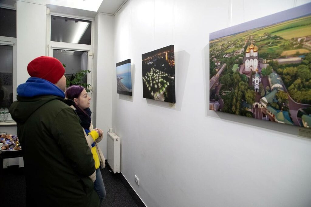 "Мій Маріуполь": у Львові відкрилась виставка фотографій захисника України Мирослава Кобилянського