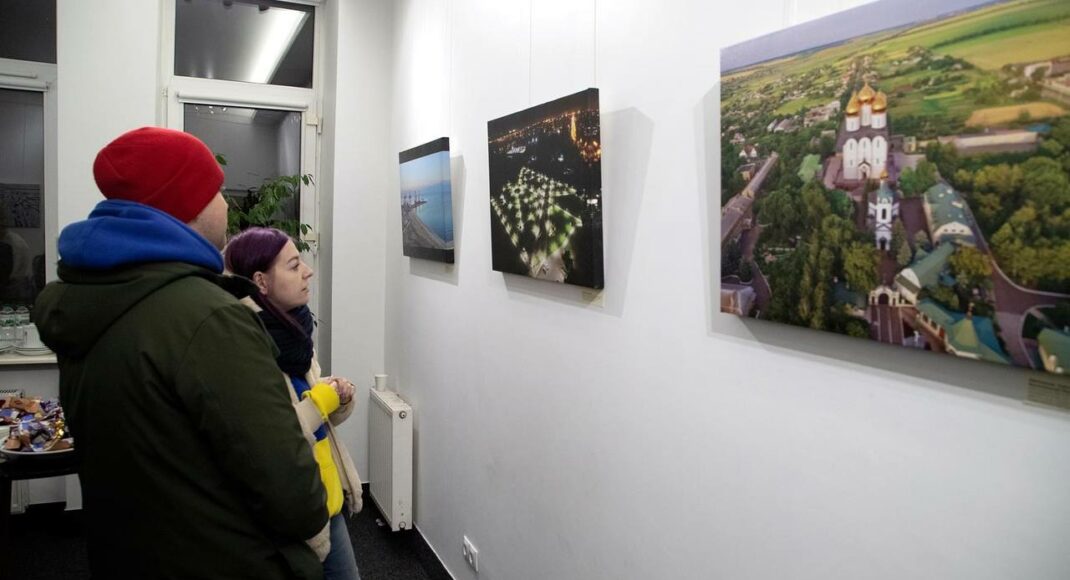 У Львові відкрилася виставка фотографій Маріуполя захисника України Мирослава Кобилянського (фото)