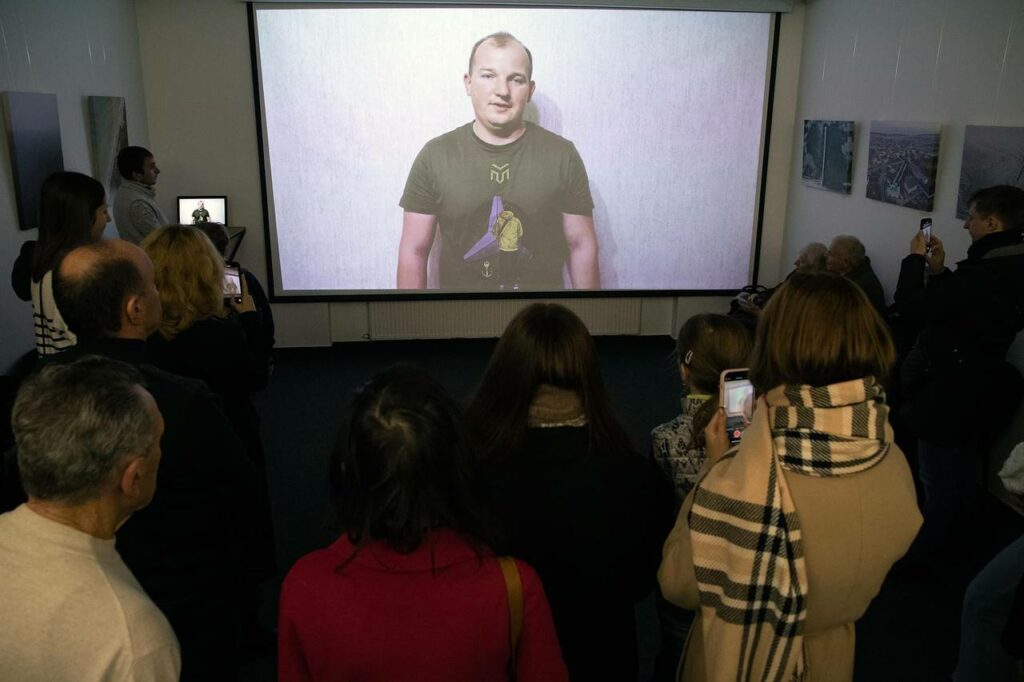 "Мій Маріуполь": у Львові відкрилась виставка фотографій захисника України Мирослава Кобилянського