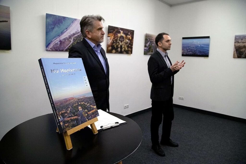 "Мій Маріуполь": у Львові відкрилась виставка фотографій захисника України Мирослава Кобилянського