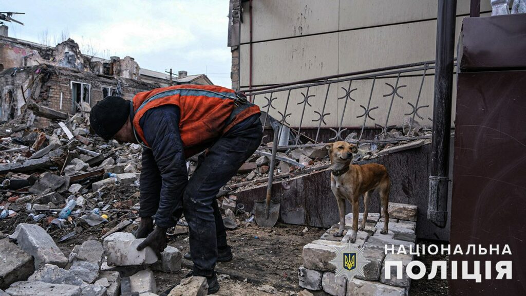 Бабуся загиблої 8 річної дівчинки в Новогродівці підтвердила, що з-під уламків дістали тіло її онуки: пошуки батьків - тривають