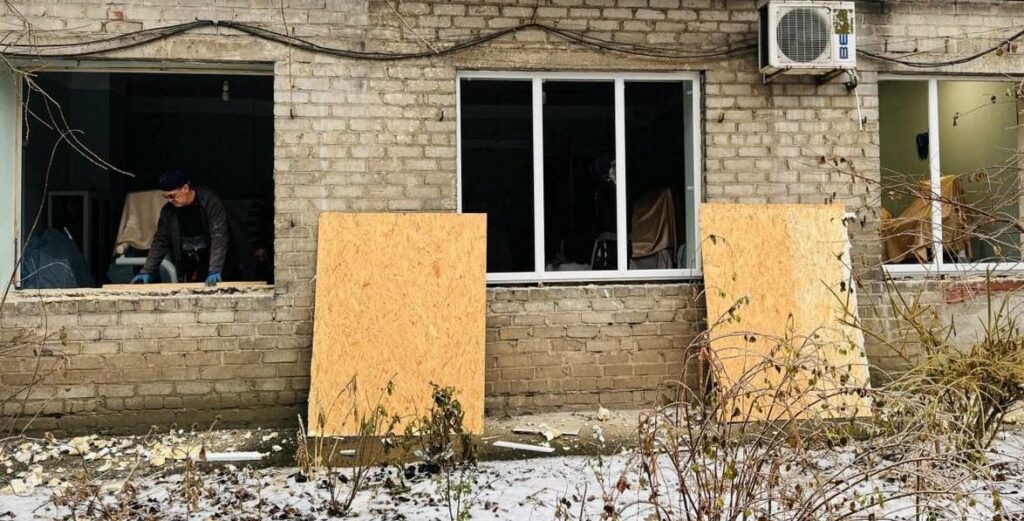 У Покровській стоматологічній поліклініці відновлюють вікна після ворожого обстрілу (фото)
